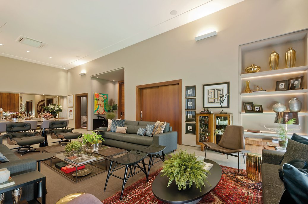 Ambiente maximalista com cores vibrantes e elementos decorativos abundantes