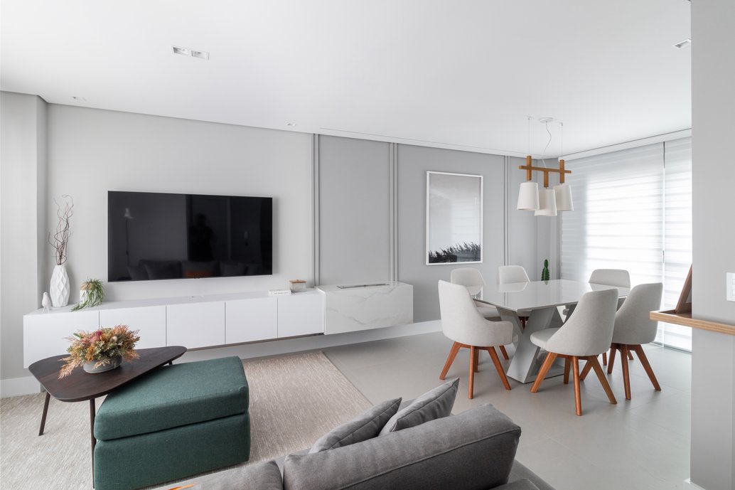 Ambiente minimalista com lareira e tons neutros