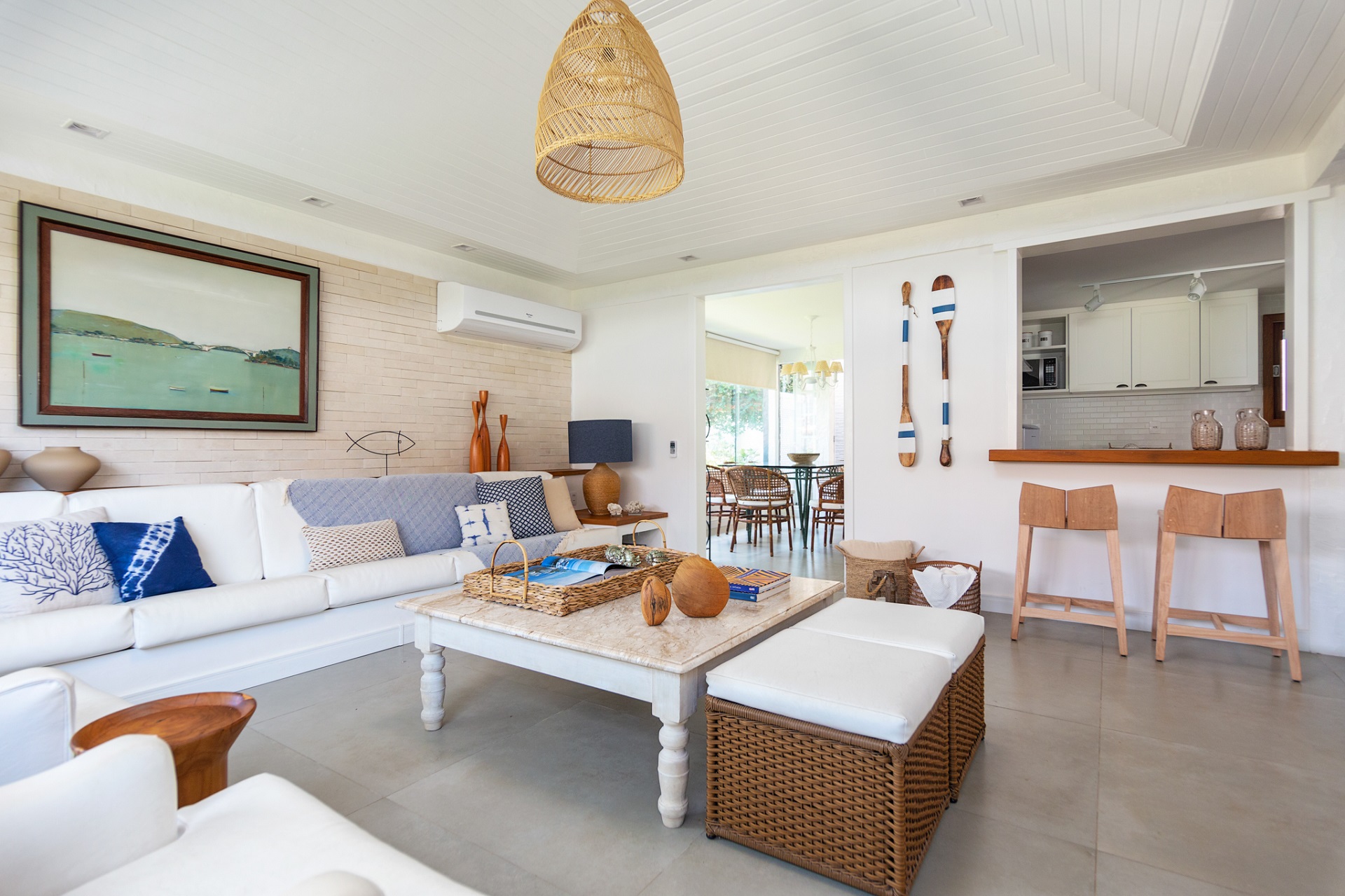 Casa náutica com elementos marinhos e vista para o mar