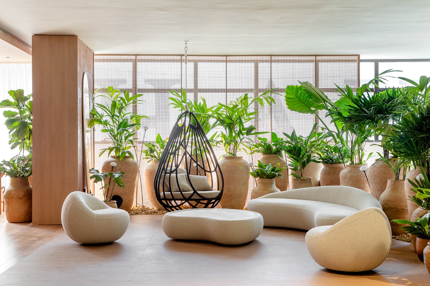 Ambiente orgânico com formas curvas e materiais naturais