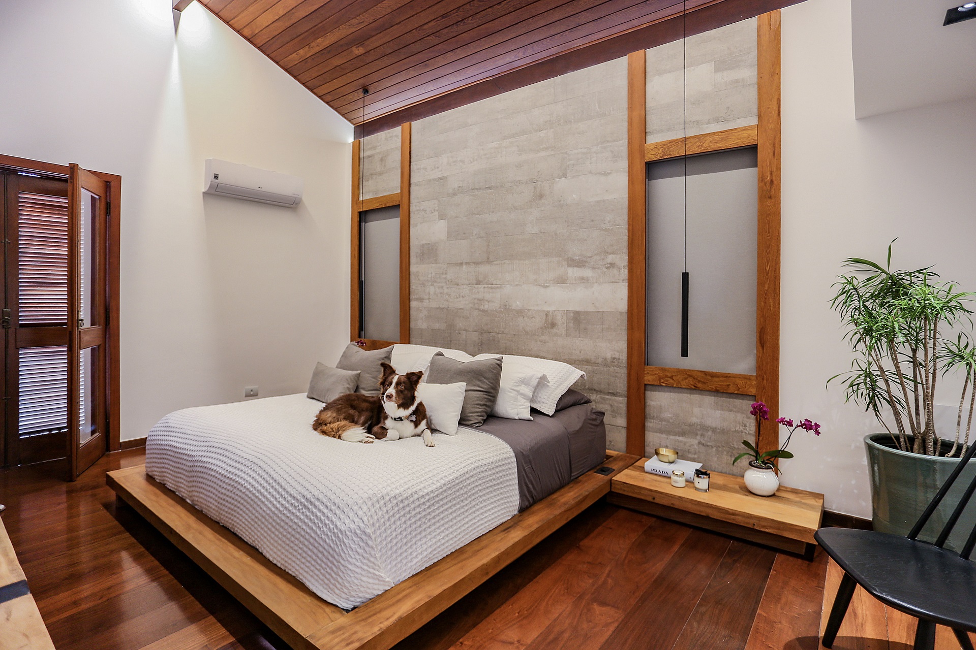 Casa oriental com jardim zen e elementos naturais
