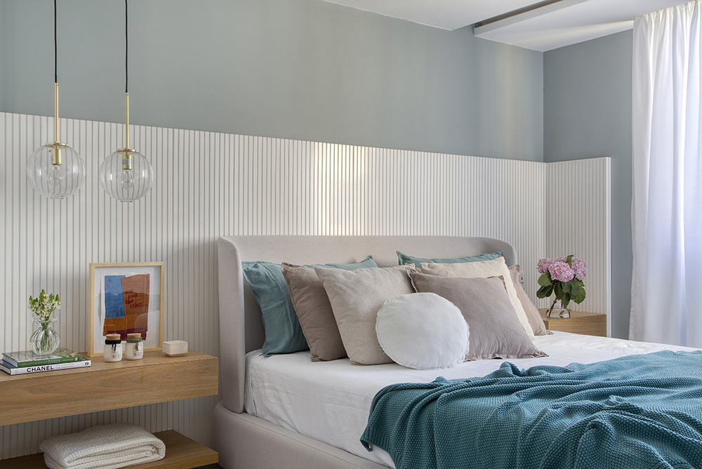 Apartamento romântico com cores suaves e detalhes delicados