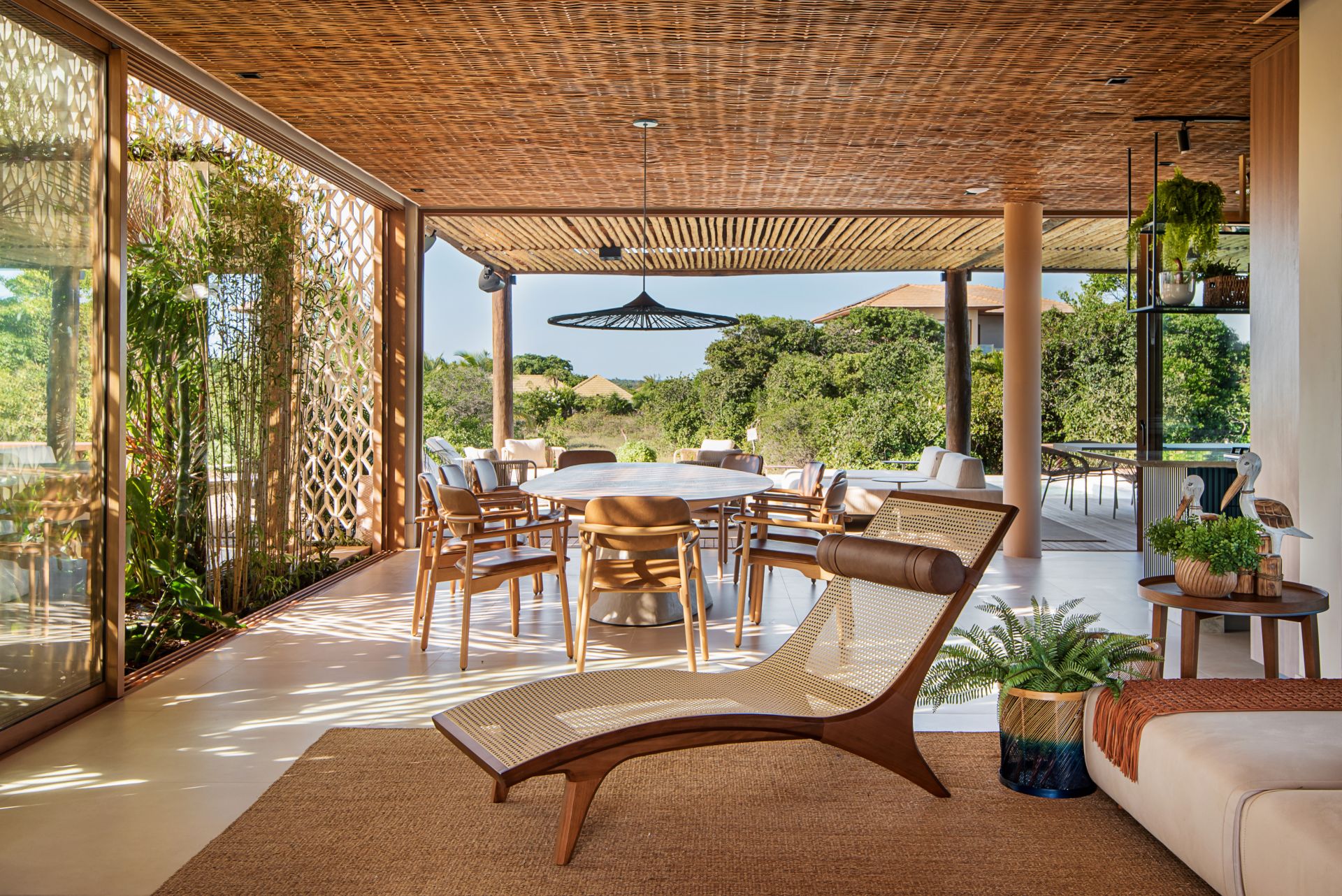 Casa tropical com elementos naturais e vegetação exuberante